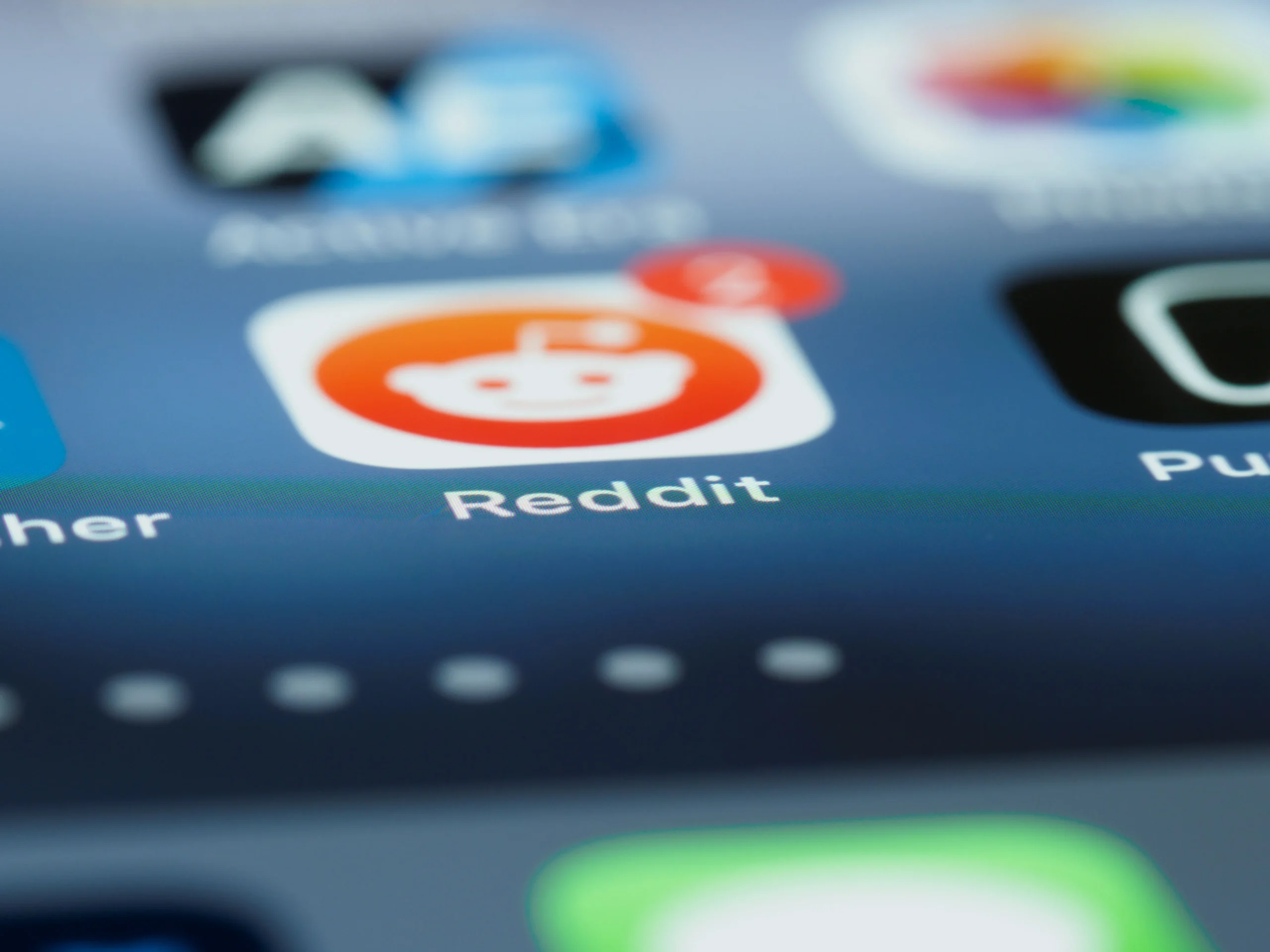 What UAE Residents Really Say About Sending Money Home: Opinions From Reddit
